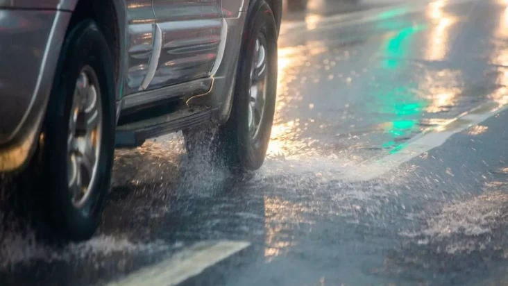 Aquaplaning: Ketika Mobil Menari di area tempat Atas Air, Ancaman Tersembunyi di Musim Hujan