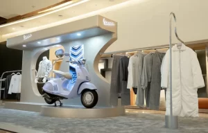 Vespa 946 Snake Mejeng di tempat Pop-up Store Pacific Place