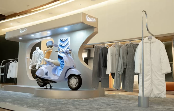 Vespa 946 Snake Mejeng dalam tempat Pop-up Store Pacific Place