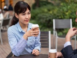 Dramaturgi: 12 Tanda Orang Tidak Bahagia yang Selalu Tersenyum