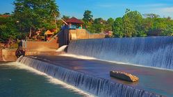 Mandi di Tukad Unda, Rasakan Sensasi Air Terjun!