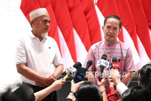 Hukuman Dipecat dan Penjara Dibatalkan Prabowo, Dua Guru SMAN 1 Luwu Utara Menangis