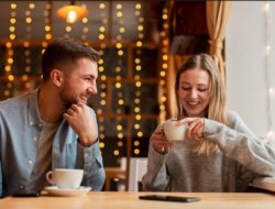 7 Cara Pria Menunjukkan Ketertarikan Tanpa Kata, Menurut Psikologi