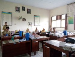Ludah di Meja Kasir: Etika Guru di Ruang Umum