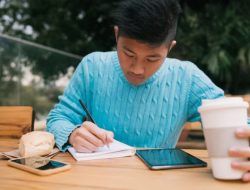 Jika Masih Menulis di Kertas, Ini 8 Ciri Kepribadian Unik yang Anda Miliki