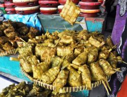 Kupat Keteg Gresik: Makanan Unik dengan Air Endapan Minyak