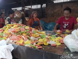 Produsen Kerupuk di Blitar Kena Dampak Kenaikan Harga Plastik, Kurangi Isi Kemasan